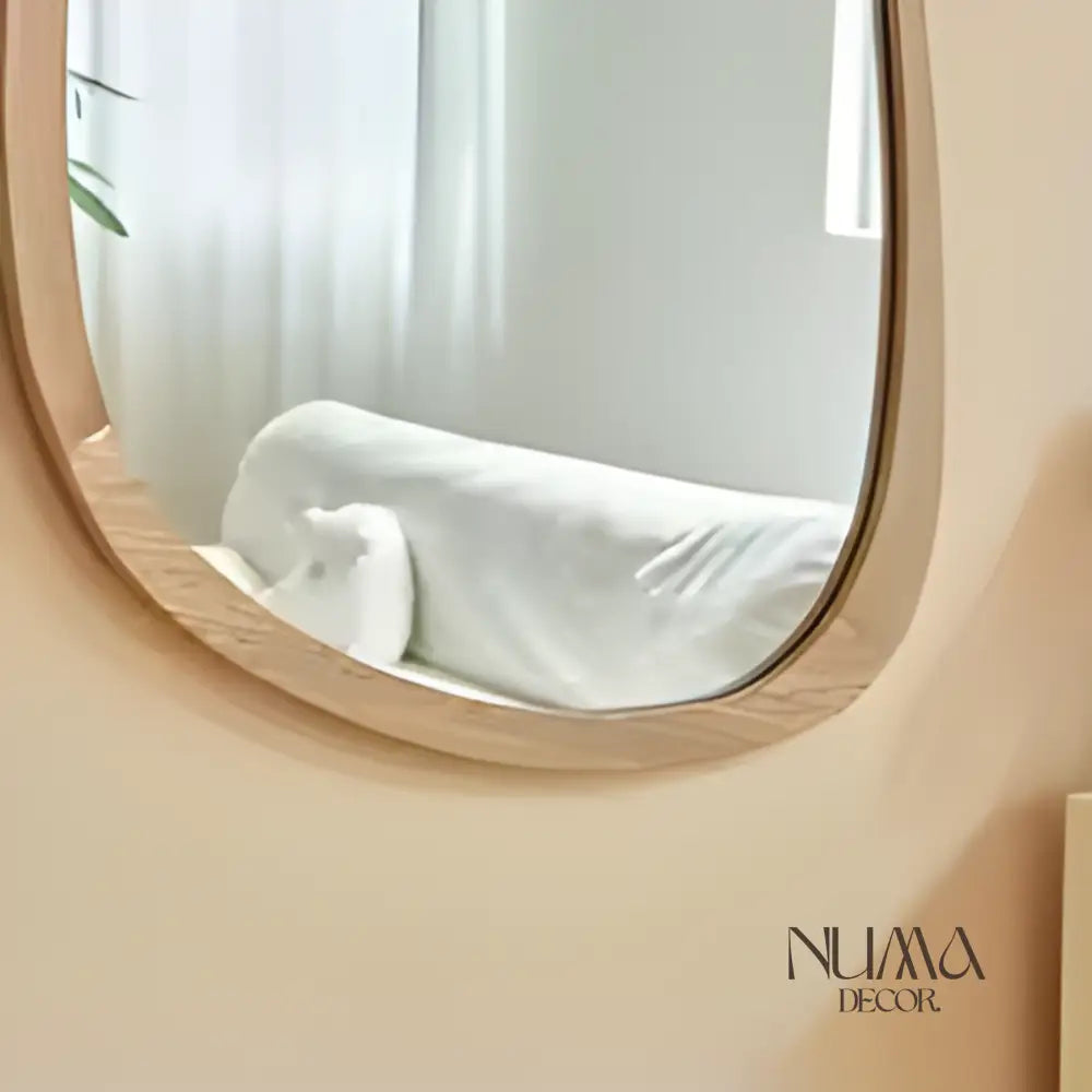 Duna | Espejo con diseño asimétrico con marco de madera