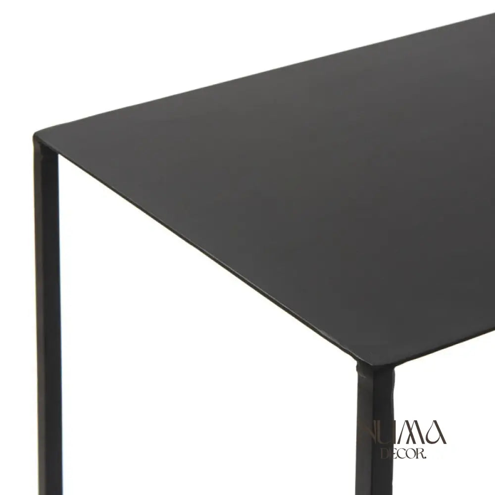 Nero | Consola de estructura minimalista en netal negro