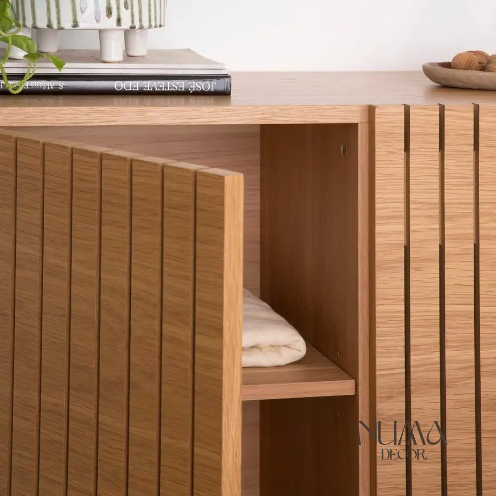 Saiko | Consola de madera natural de estilo nórdico con puertas listonadas