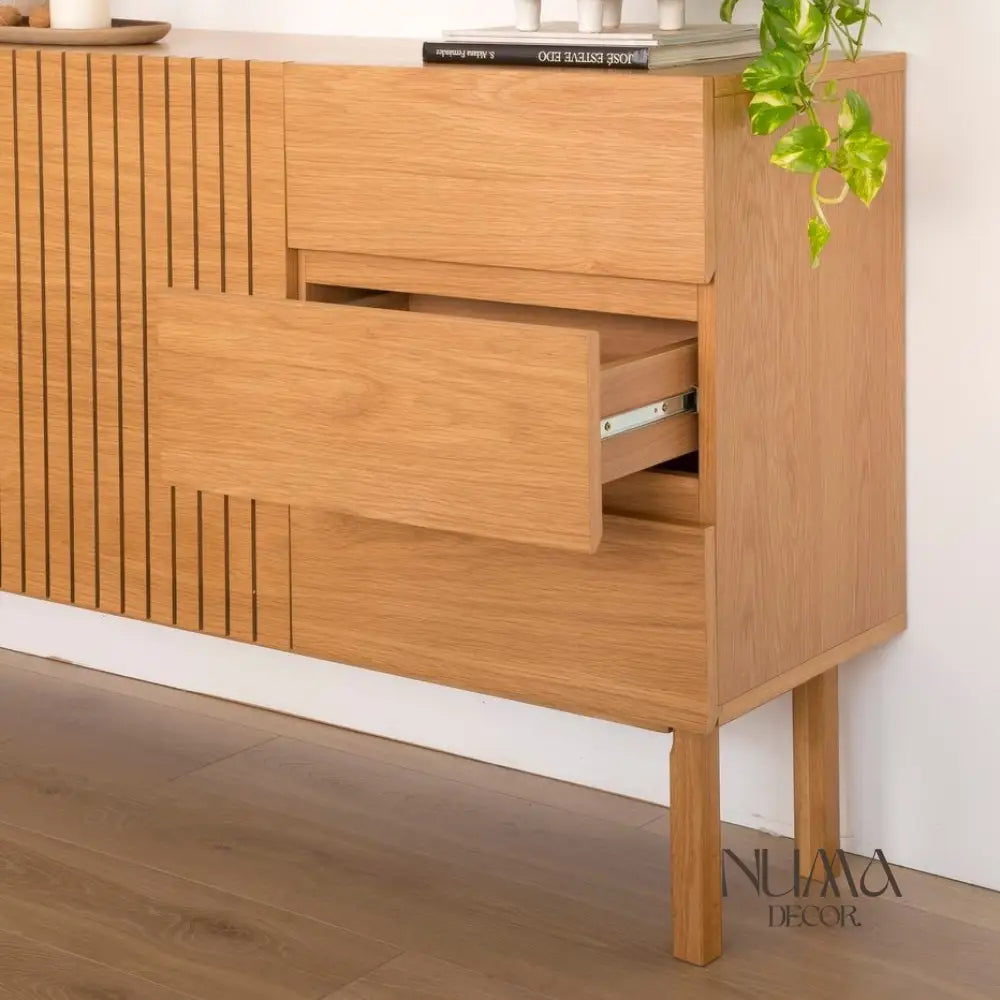 Saiko | Consola de madera natural de estilo nórdico con puertas listonadas